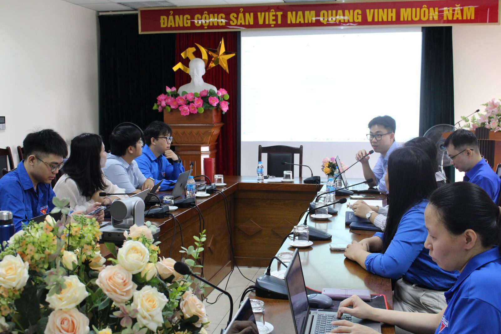Toàn cảnh phòng tọa đàm với cán bộ nghiên cứu và đoàn viên tham dự